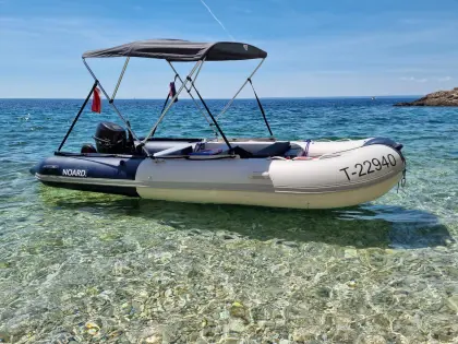 Schlauchboot mit Außenborder Motor