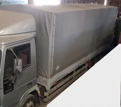 Iveco LKW mit Ladebordwand und Planenaufbau