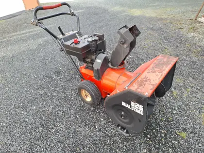 Schneefräse Canadiana 826 mit Schneeketten