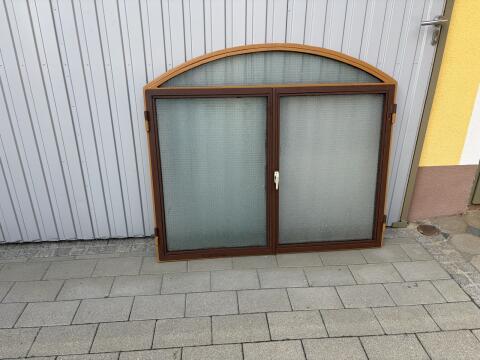 2St. Rundbogenfenster aus Metall mit Drahtglas zu verkaufen.