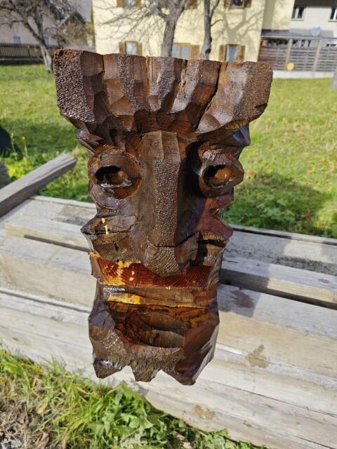 Geschnitzter antiker Holzbalken