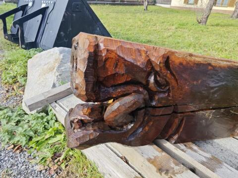 Geschnitzter antiker Holzbalken