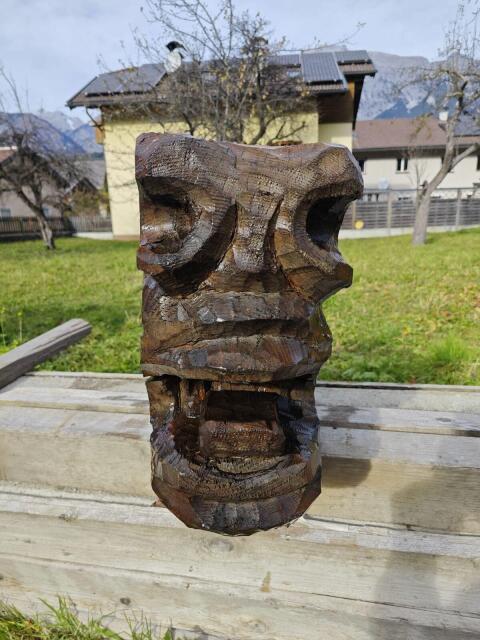 Geschnitzter antiker Holzbalken