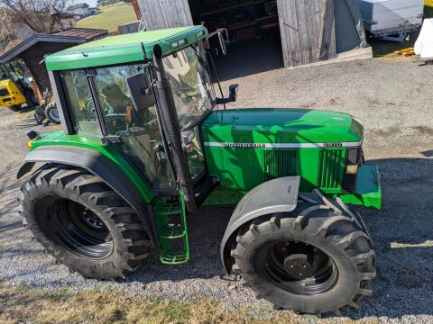 John Deere 6910