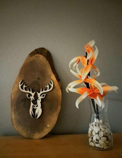 Zirbenholz Hirsch, gelasert auf Nussholzscheibe