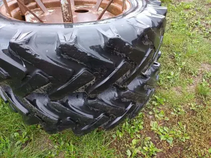 Zwillingsreifen 12.4/11 R28