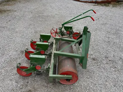 Sembdner Sämaschine 4-reihig mit Walze + Handschubgerät