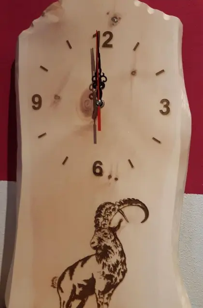 Zirbenuhr mit Steinbock