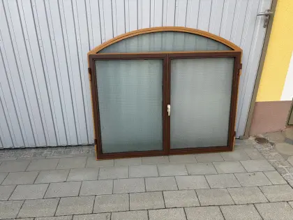 2St. Rundbogenfenster aus Metall mit Drahtglas zu verkaufen.