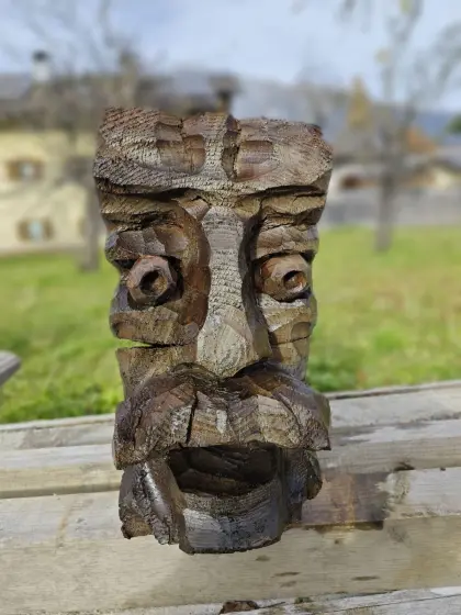 Geschnitzter antiker Holzbalken