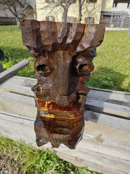 Geschnitzter antiker Holzbalken