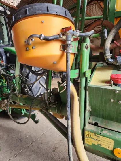 Amazone UG Einspülschleuse und Teilbreitenschaltung