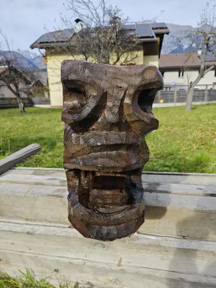 Geschnitzter antiker Holzbalken