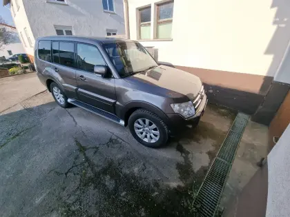Mitsubishi Pajero V80 3.2 DI-D Intense mit AHK