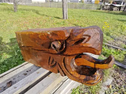 Geschnitzter antiker Holzbalken