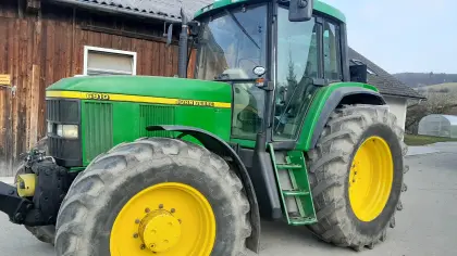 John Deere 6910