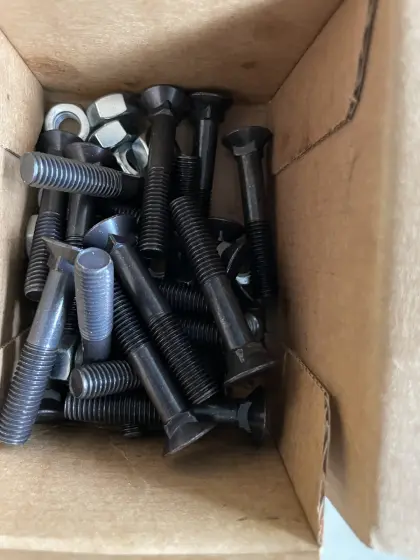 Verkaufe Pflug und Grubber Schrauben