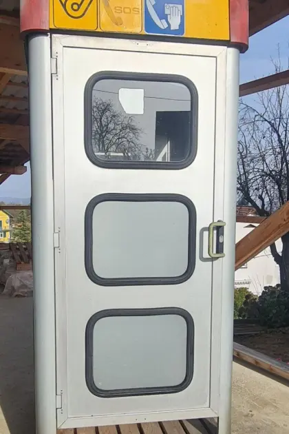 Telefonzelle umgebaut