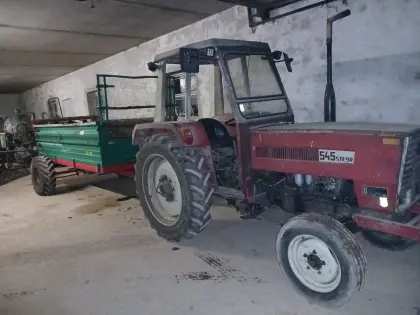 Traktor mit Miststreuer