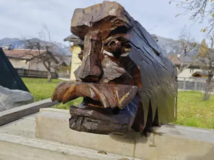 Geschnitzter antiker Holzbalken