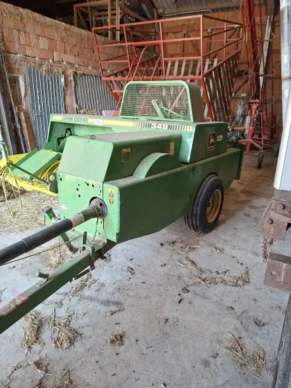 John Deere Hochdruckpresse 349 mit Ballenzähler