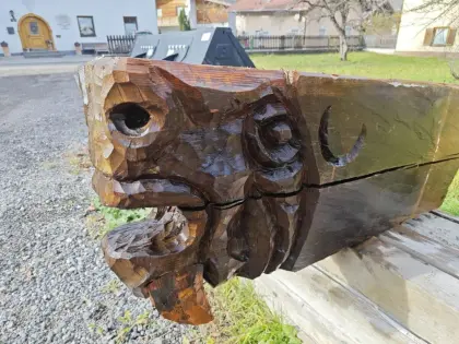 Geschnitzter antiker Holzbalken