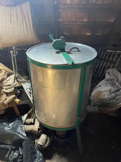 gut erhaltene Honigschleuder aus Edelstahl mit Handkurbel