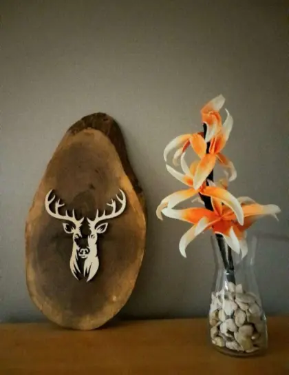 Zirbenholz Hirsch, gelasert auf Nussholzscheibe