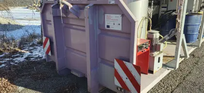 Abrollcontainer mit Kran