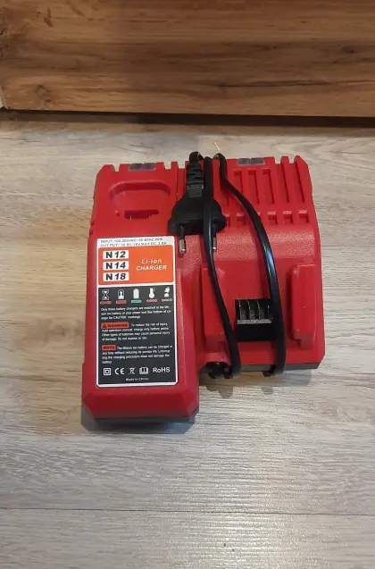 Milwaukee Ladegerät