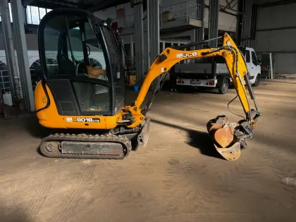 JCB 8018 mit einer Räumschaufel und Tiefenlöffel