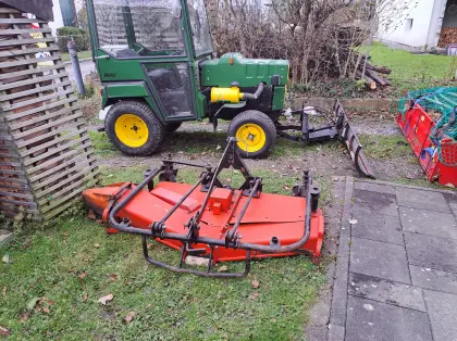 Kleintraktor Hako 3800 D mit Mähwerk und Schneeschild