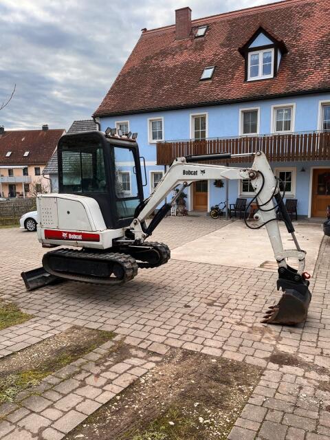 Bobcat X 328 mit Löffelpaket
