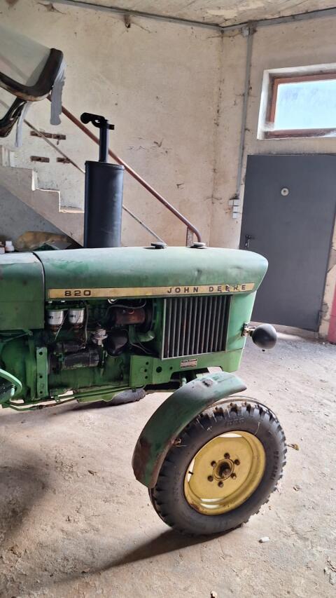 John Deere 820