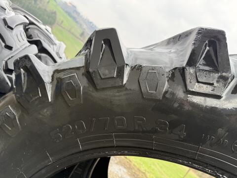 Pirelli 520/70R34 und BKT 420/85R24