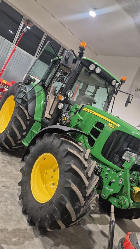 John Deere 6230
