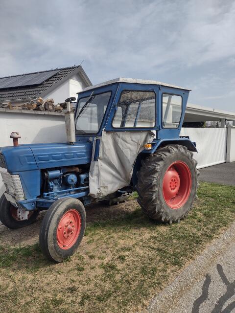 Ford Dexta 2000