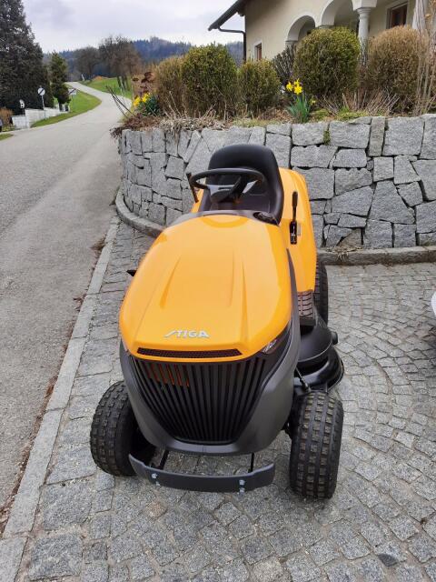 Stiga Rasentraktor Estate 7102W