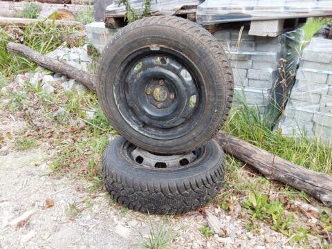 2 Spikereifen auf Stahlfelgen Golf GTI