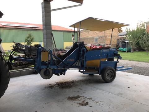 Frühkartoffel Erdäpfel Roder Erntemaschine
