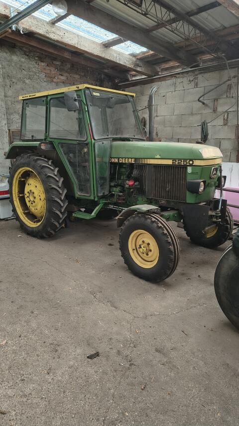 John Deere 2250