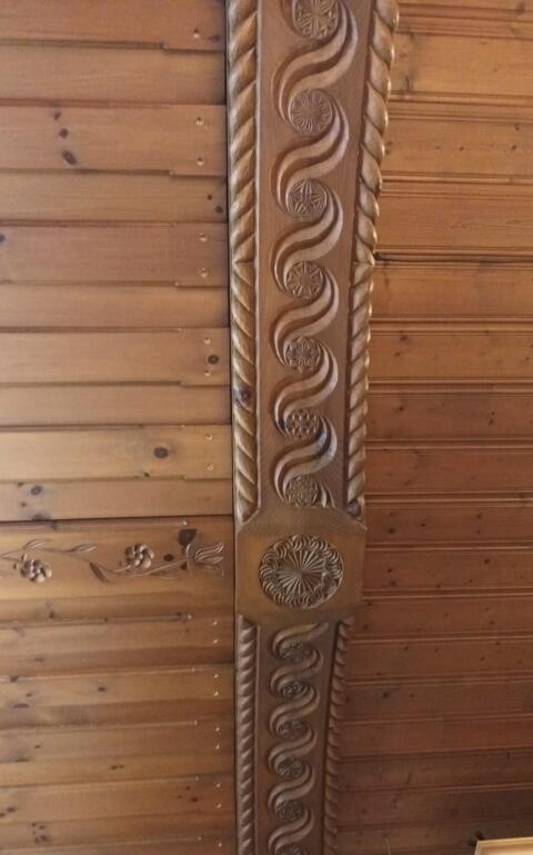 Schöne geschnitzte Holzdecke