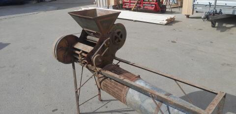 Historische Getreidereinigungsmaschine