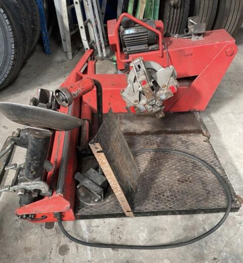 Reifenmontiermaschine Traktor