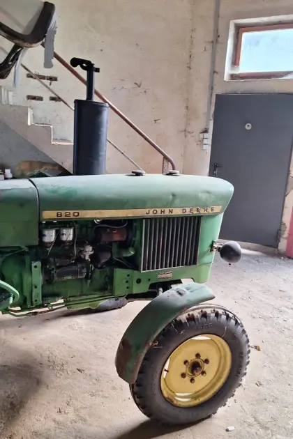 John Deere 820