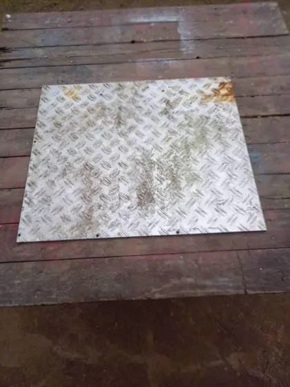 Gebrauchter Schachtdeckel aus Alu