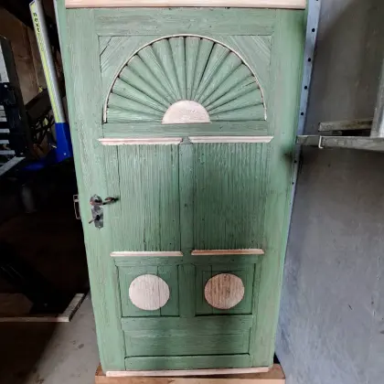 Verkaufe eine alte Haustür mit einem geschmiedeten Kastenschloss