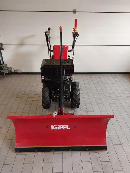 Köppl 2-Rad-Traktor mit Schneeschild und Kehrmaschine
