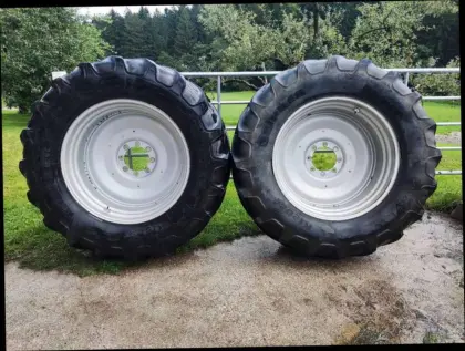 Reifen- und Felgensatz 600/65 R38 und 540/65 R26 Case CS 120-150