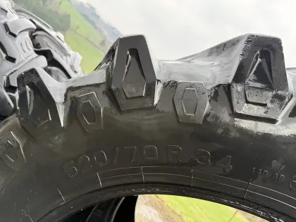 Pirelli 520/70R34 und BKT 420/85R24